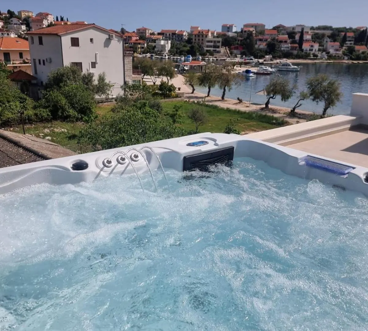 Villa Rozana - Beachfront Wellness Retreat Seget Vranjica 0*,