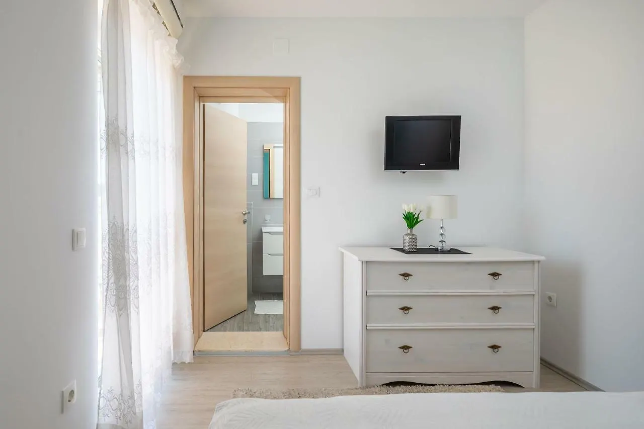 Villa Rozana - Beachfront Wellness Retreat Seget Vranjica 0*,