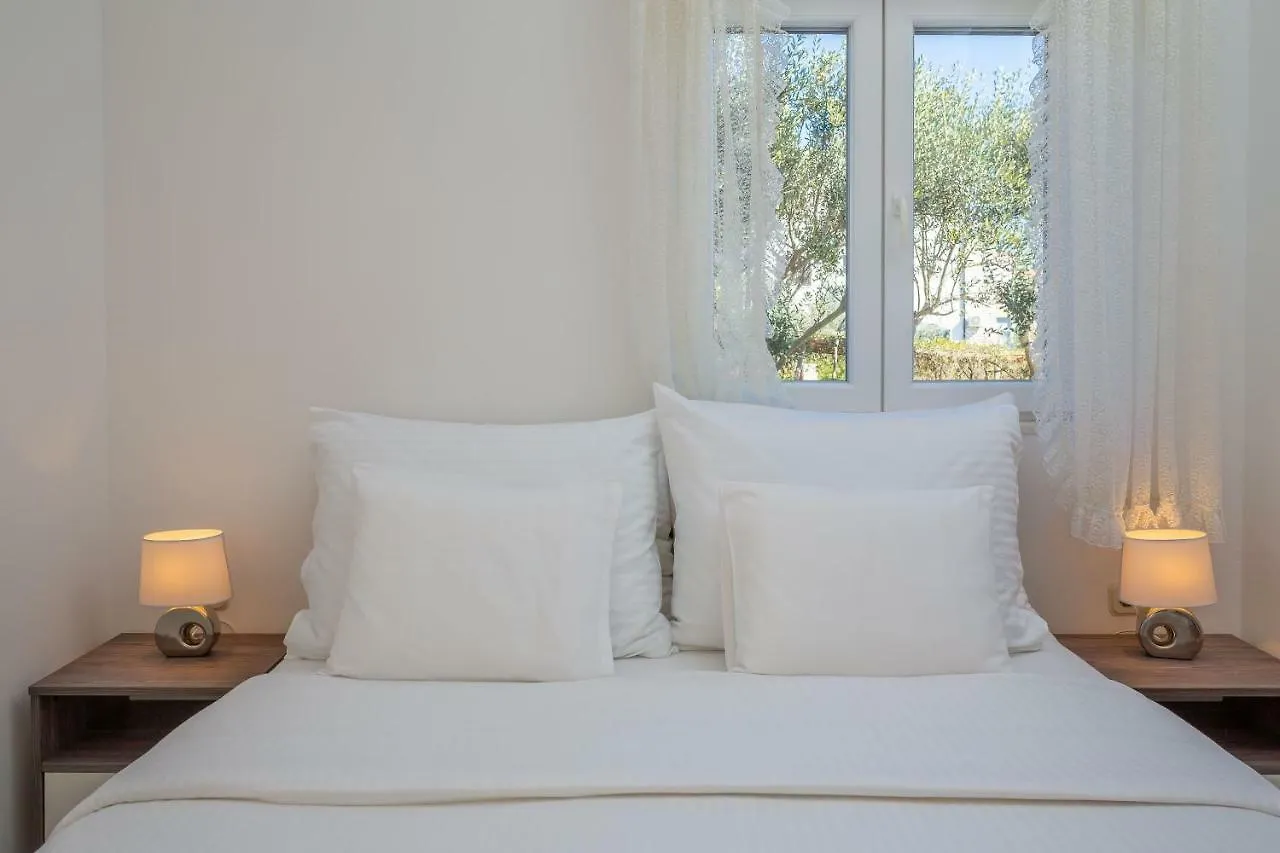 Villa Rozana - Beachfront Wellness Retreat Seget Vranjica 0*,