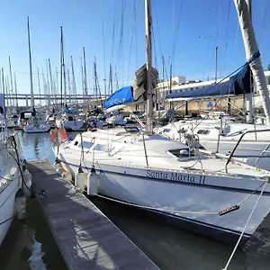 sleep-aboard-in-sailing-boat-at-lisbon.hotels-lisbon-portugal.com/